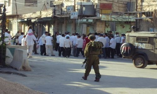 Zdjęcie IZRAEL / Palestyna / Hebron / Wycieczka żydowskich osadników na Starym Mieście w Hebronie