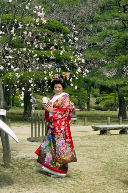 Zdjęcia: Kioto, Kioto, japonka w ogrodzie, JAPONIA Zdjęcia: Kioto, Kioto, japonka w ogrodzie, JAPONIA