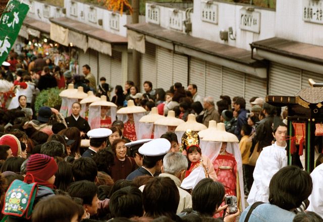 Zdjęcia: ulica, Nara, kobiety w trojach paradnych, JAPONIA Zdjęcia: ulica, Nara, kobiety w trojach paradnych, JAPONIA