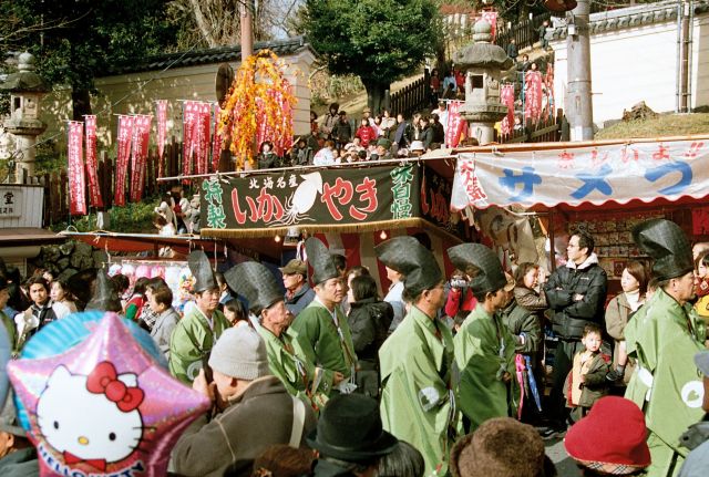 Zdjęcia: ulica, Nara, panowie w strojach paradnych, JAPONIA Zdjęcia: ulica, Nara, panowie w strojach paradnych, JAPONIA