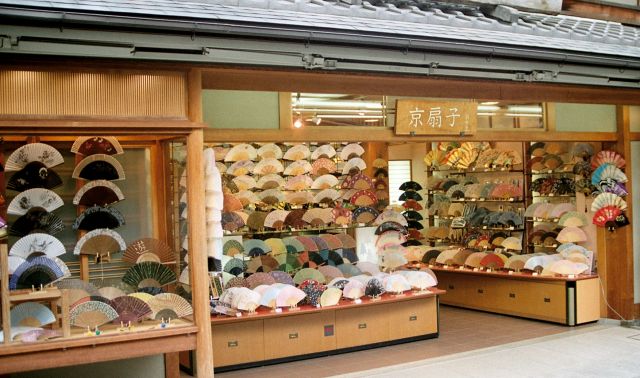 Zdjęcia: ulica, Kioto, uliczka z wachlarzami, JAPONIA Zdjęcia: ulica, Kioto, uliczka z wachlarzami, JAPONIA