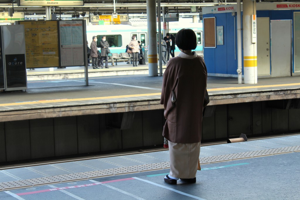 Zdjęcia: Hiroszima, W oczekiwaniu na pociąg , JAPONIA Zdjęcia: Hiroszima, W oczekiwaniu na pociąg , JAPONIA