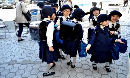 Zdjecie JAPONIA / Honsiu / Kamakura / japanese children 