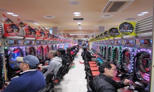 Zdjecie JAPONIA / Tokio / salon gier pachinko / pachinko-narodowa rozrywka Japonii