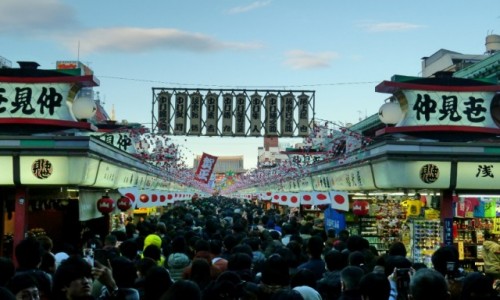 Zdjęcie JAPONIA / Tokio / Asakusa / W kolejce do świątyni