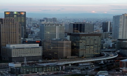 Zdjęcie JAPONIA / Honsiu / Osaka / Między drapaczami
