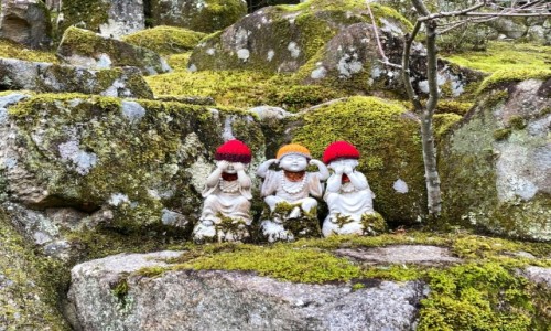 Zdjcie JAPONIA / Miyajima / Daisho-in shrine / Nic nie widz, nie sysz, nie mwi - Izo w Daisho-in 