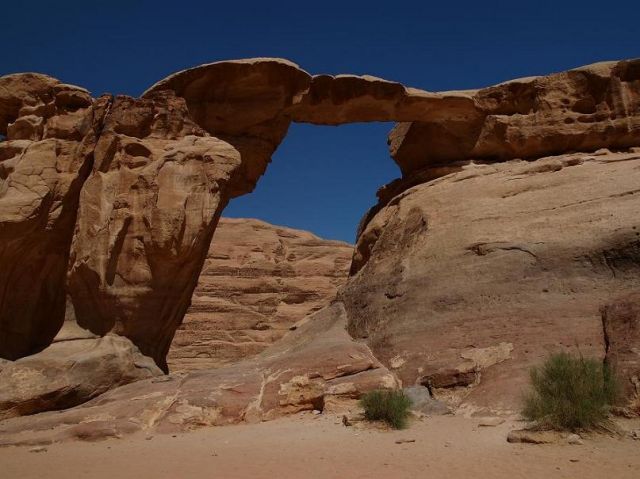 Zdjęcia: pustynia, pustynia Wadi Rum, kamienny most, JORDANIA Zdjęcia: pustynia, pustynia Wadi Rum, kamienny most, JORDANIA