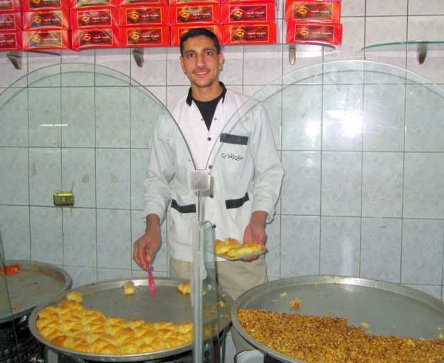 Zdjęcia: cukiernia, Wadi Musa, Sprzedawca ciasteczek, JORDANIA Zdjęcia: cukiernia, Wadi Musa, Sprzedawca ciasteczek, JORDANIA