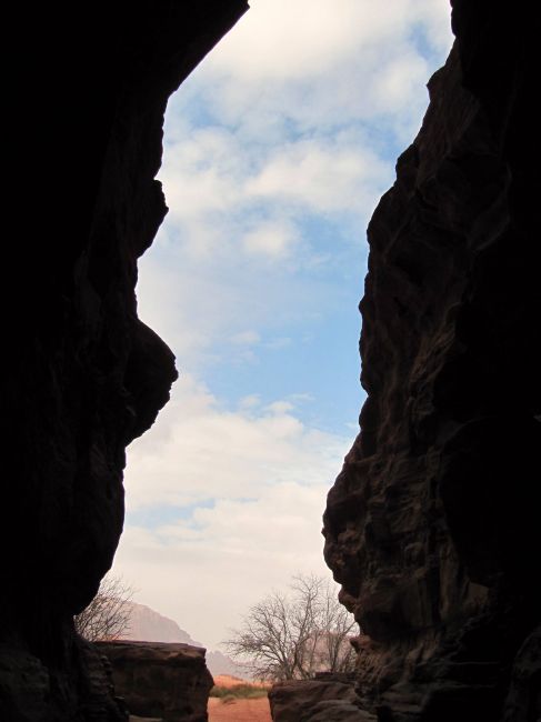 Zdjęcia: pustynia, Wadi Rum, widok przez skalną szczelinę, JORDANIA Zdjęcia: pustynia, Wadi Rum, widok przez skalną szczelinę, JORDANIA