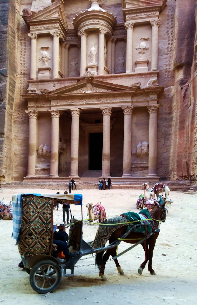 Zdjęcia: Petra, Muhafaza Ma'an, Dwukółką pod skarbiec, JORDANIA Zdjęcia: Petra, Muhafaza Ma'an, Dwukółką pod skarbiec, JORDANIA