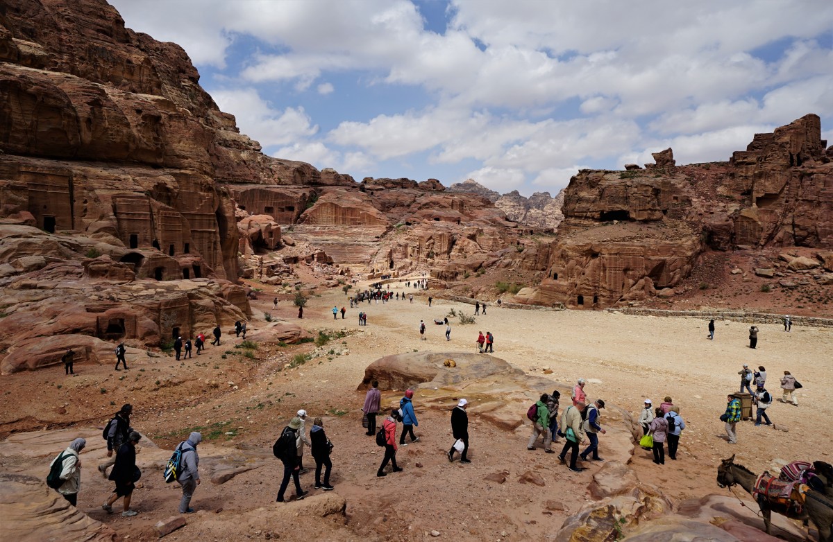 Zdjęcia: Petra, Muhafaza Ma'an, Coraz tłoczniej, JORDANIA Zdjęcia: Petra, Muhafaza Ma'an, Coraz tłoczniej, JORDANIA