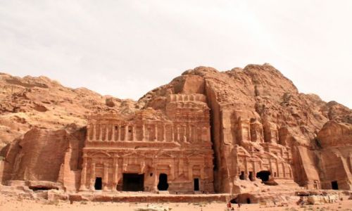 Zdjecie JORDANIA / petra / petra / Petra-grobowce wykute w skale