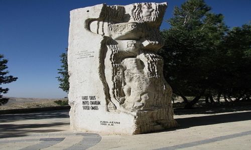 Zdjcie JORDANIA / zachodnia Jordania / Gra Nebo / obelisk