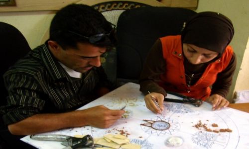 Zdjcie JORDANIA / okolice Madaby / pracownia azulejos (mozaika) / przy pracy