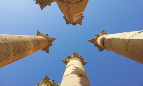 Zdjecie JORDANIA / Amman / Kolumny w wiatyni / Jerash