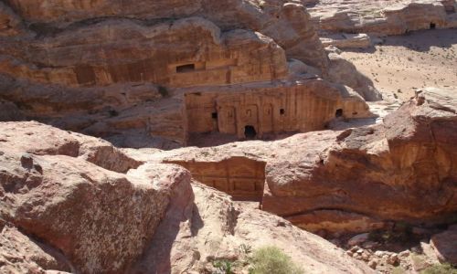 Zdjęcie JORDANIA / Ma an / Petra / Widok na grobowce wykute w skale