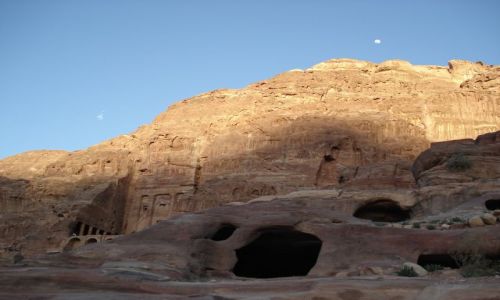 Zdjęcie JORDANIA / Ma an / Petra / Księżyc nad Petrą