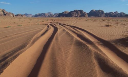 Zdjcie JORDANIA / Pd. Jordania / Wadi Rum / Rozjedona pustynia