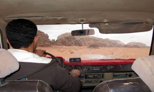 Zdjecie JORDANIA / Wadi Rum / pustynia / widok przez szyb w aucie