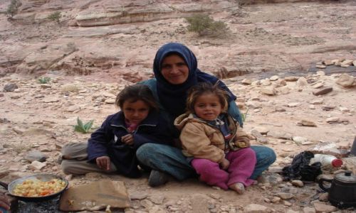 Zdjecie JORDANIA / brak / Petra / beduinska rodzinka