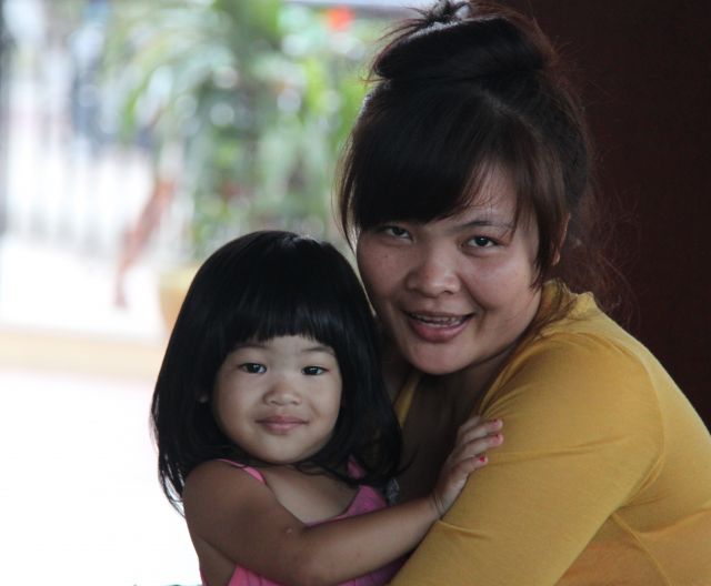 Zdjęcia: Serendipiti Beach, Sihanaukville, Mama z córką , KAMBODżA Zdjęcia: Serendipiti Beach, Sihanaukville, Mama z córką , KAMBODżA