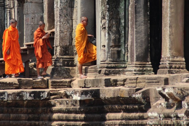 Zdj cia: Angkor, Siem Reap, Mnisi w wityni Bajon, KAMBODA