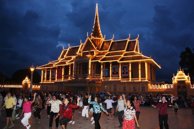Zdjęcia: Phnom Phen, -Phnom Phen, zatanczmy jeszcze jeden raz....ostatni raz...;-), KAMBODżA Zdjęcia: Phnom Phen, -Phnom Phen, zatanczmy jeszcze jeden raz....ostatni raz...;-), KAMBODżA