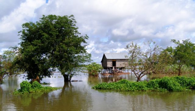 Zdjęcia: Tonle Sap, Siam Reap, domek na peryferiach ;-), KAMBODżA Zdjęcia: Tonle Sap, Siam Reap, domek na peryferiach ;-), KAMBODżA