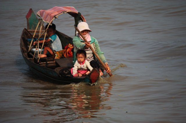 Zdjęcia: wioska na jeziorze, Siem Reap, dzieci w Kambodży, KAMBODżA Zdjęcia: wioska na jeziorze, Siem Reap, dzieci w Kambodży, KAMBODżA