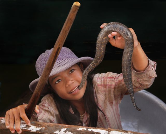 Zdjęcia: Kompong Phluk, Siem Reab, dziewczynka z wężem, KAMBODżA Zdjęcia: Kompong Phluk, Siem Reab, dziewczynka z wężem, KAMBODżA
