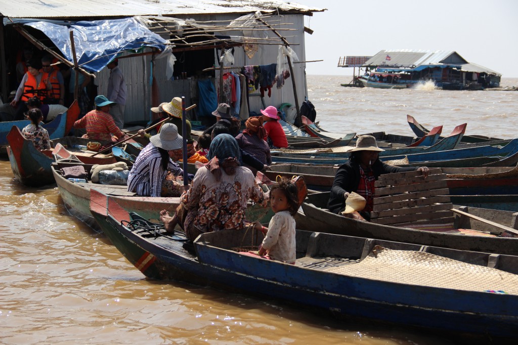 Zdjęcia: Kompong Pluk, Kompong Pluk, Kolejka łódek, KAMBODżA Zdjęcia: Kompong Pluk, Kompong Pluk, Kolejka łódek, KAMBODżA