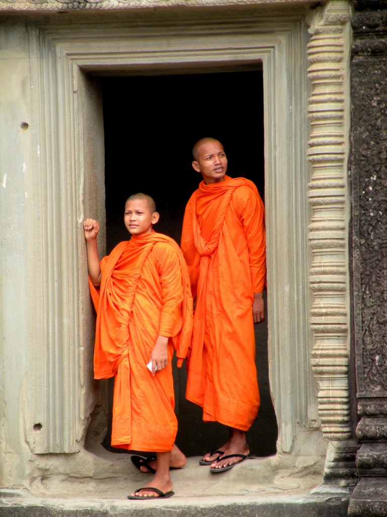 Zdjęcia: Angkor, Siem Reap, Mnisi w Angkor Wat, KAMBODżA Zdjęcia: Angkor, Siem Reap, Mnisi w Angkor Wat, KAMBODżA