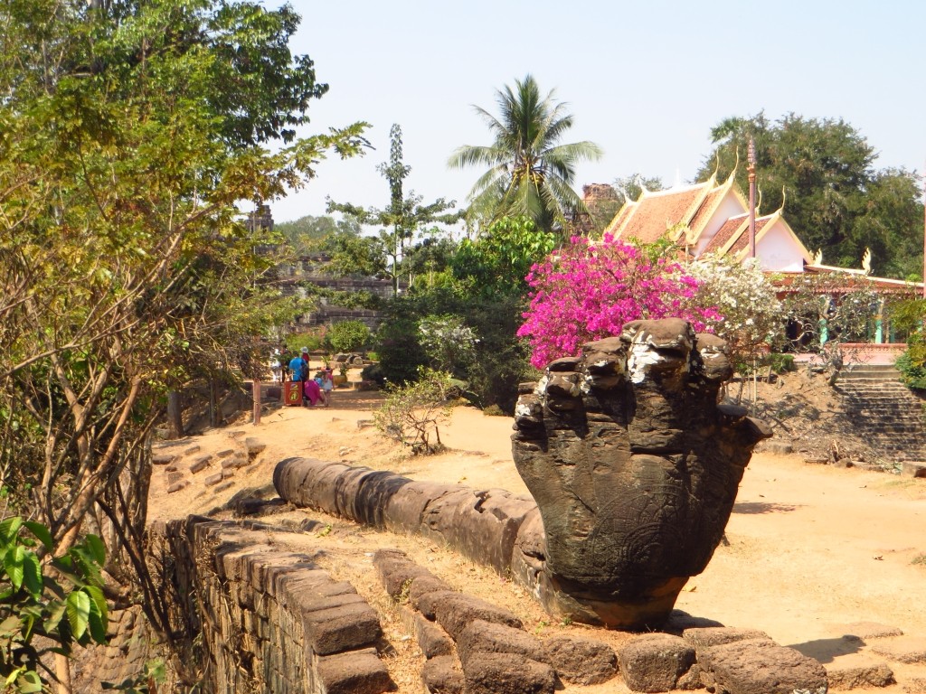 Zdjęcia: obok Świątyni Bakong, Angkor, wąż Naga, KAMBODżA Zdjęcia: obok Świątyni Bakong, Angkor, wąż Naga, KAMBODżA