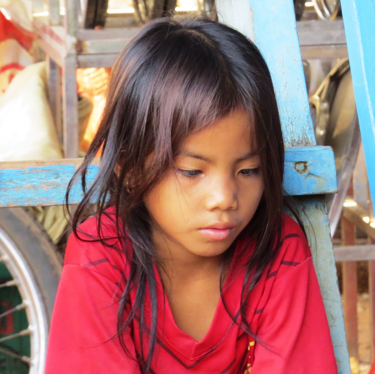 Zdjęcia: Kampong Phluk, Jezioro Tonle Sap, Zamyślona, KAMBODżA Zdjęcia: Kampong Phluk, Jezioro Tonle Sap, Zamyślona, KAMBODżA