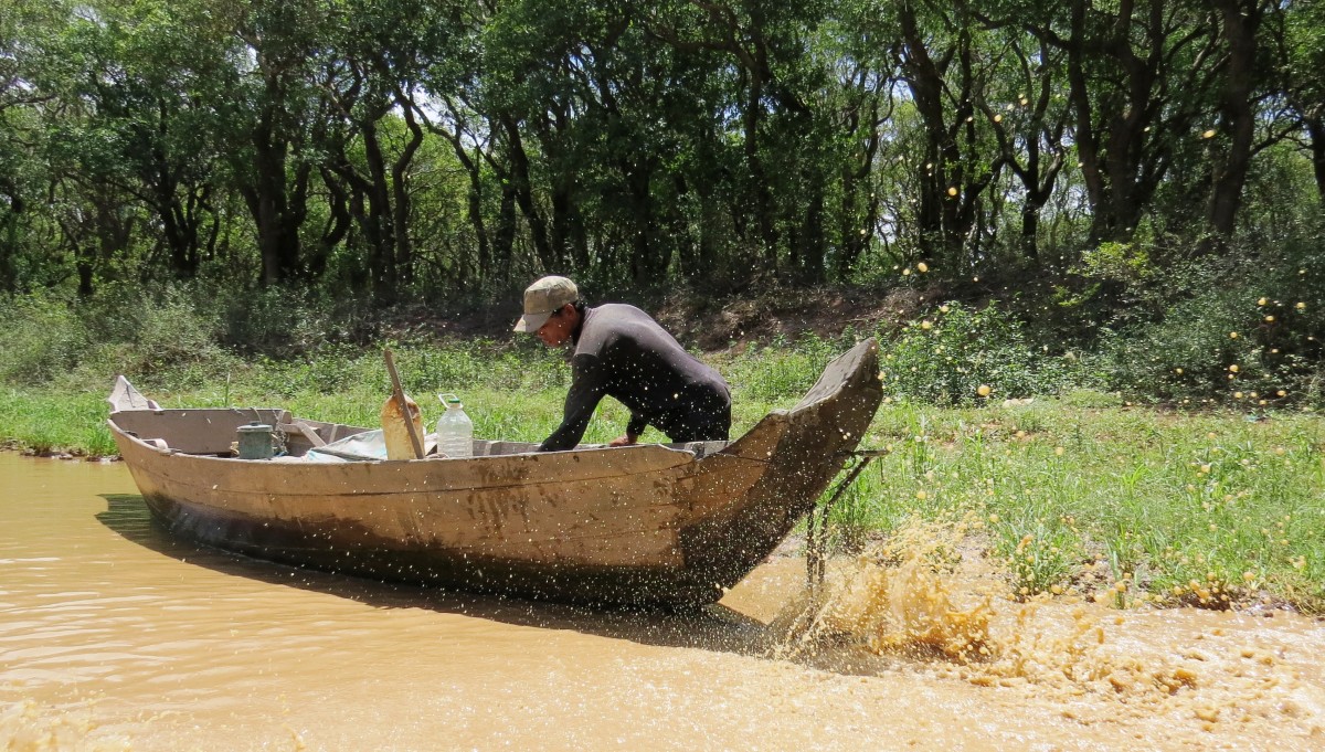 Zdjęcia: Kampong Phluk, Jezioro Tonle Sap, Czasem łódka odmawia posłuszeństwa, KAMBODżA Zdjęcia: Kampong Phluk, Jezioro Tonle Sap, Czasem łódka odmawia posłuszeństwa, KAMBODżA