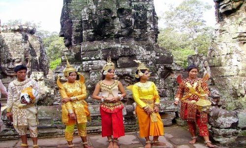 Zdjecie KAMBODA / okolice Siem Reap / wiatynia Bayon / kolorowo wrd ruin wityni Bayon