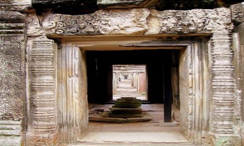 Zdjęcie KAMBODżA / okolice Siem Reap / zespół Angkor Wat / w perspektywie wieków...