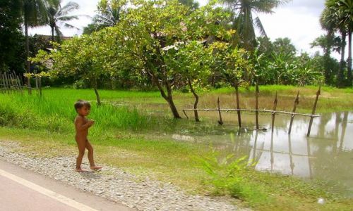 Zdjęcie KAMBODżA / okolice Siem Reap / wioska w okolicy Siem Reap / oszczędzanie na ubraniu dla dziecka