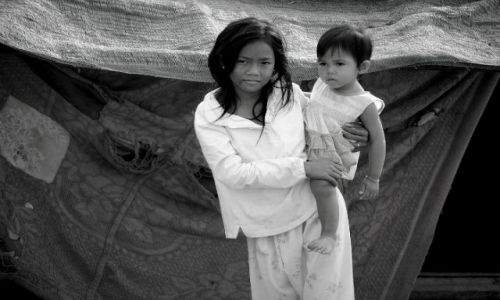 Zdjecie KAMBODA / - / w pobliu jeziora Tonle Sap / siostry