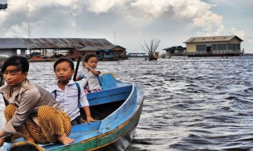 Zdjecie KAMBODA / - / wioska na tonle sap / way to school