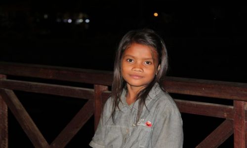 Zdjęcie KAMBODżA / Siam Reap / Angkor Wat / Dziewczynka
