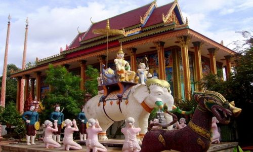 Zdjecie KAMBODA / okolice Siem Reap / cmentarz w wiosce / okazaa witynia na cmentarzu ubogiej wioski.