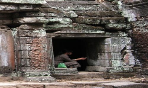 Zdjęcie KAMBODżA / Siem Reap /  Ta Prohm / Żywa postać