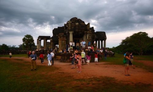 Zdjecie KAMBODA / Rwnina Kambodaska / Siem Reap  / Oczekiwanie na wschd sloca - Angkor