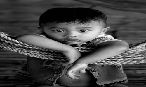 Zdjecie KAMBODA / Siem Reap / Jedna z wiosek w okicach Siem Reap / Kto kogo jest bardziej ciekawy.