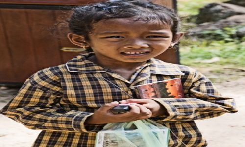 Zdjęcie KAMBODżA / Siem Reap / Angkor Wat / Mała sprzedawczyni kartek