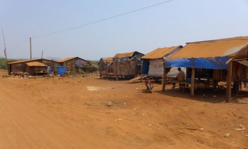 Zdjecie KAMBODA / Rattanakiri / Banlung / Domy pracownikw plantacji kauczukowych