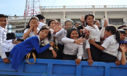 Zdjecie KAMBODA / - / Phnom Penh / Szkolny autobus