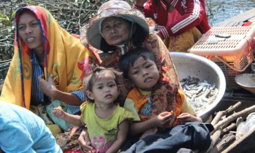 KAMBODA / Tonle Sap / Tonle Sap / Ludzie na jeziorze